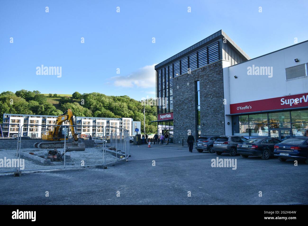 Bantry, West Cork, Irland. Juni 2021. Der Parkplatz in Bantry bekommt ein völlig neues Aussehen, gelegen bei O'Keeffe's SuperValu. Kredit: Bantry Media/Alamy Live Nachrichten Stockfoto