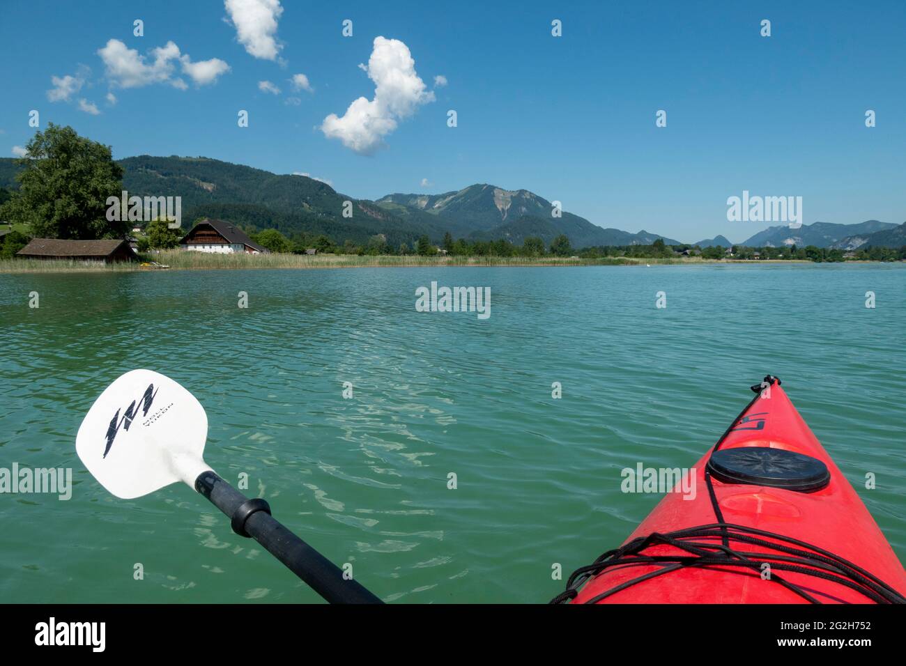 Kajak, Paddelboot auf dem Wolfgangsee, Salzburger Land, Österreich Stockfoto