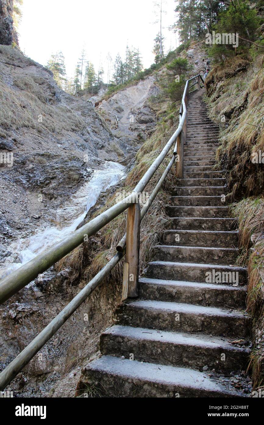 Der Wanderweg schlängelt sich durch die Hüttlebachklamm bei Krün. Erosion durch das Wasser, das seinen Weg ins Tal sucht. Karwendelgebirge, Werdenfelser Land, Oberbayern, Bayern, Deutschland, Isartal, Alpenwelt Karwendel Stockfoto