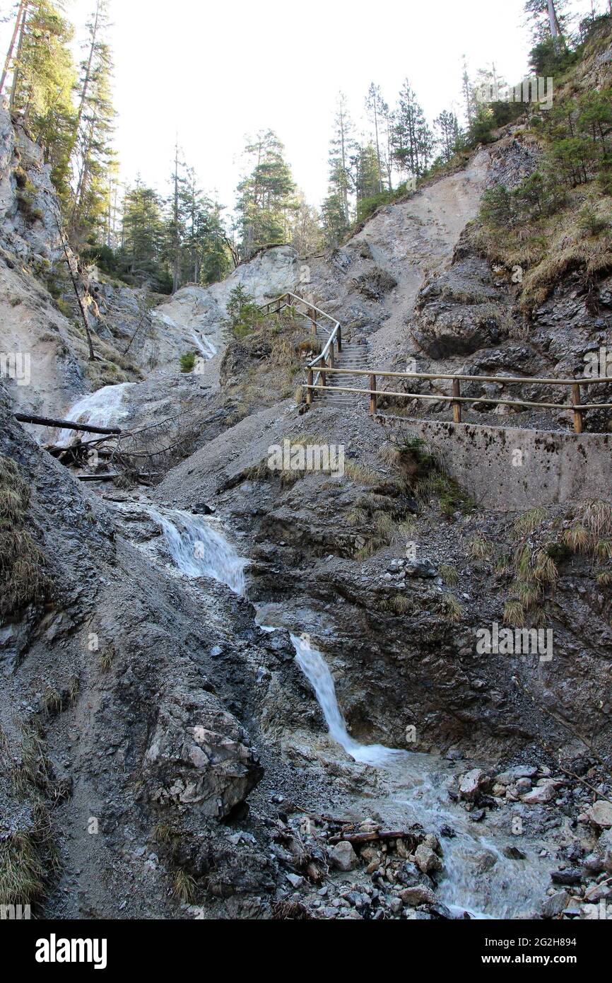 Der Wanderweg schlängelt sich durch die Hüttlebachklamm bei Krün. Erosion durch das Wasser, das seinen Weg ins Tal sucht. Karwendelgebirge, Werdenfelser Land, Oberbayern, Bayern, Deutschland, Isartal, Alpenwelt Karwendel Stockfoto