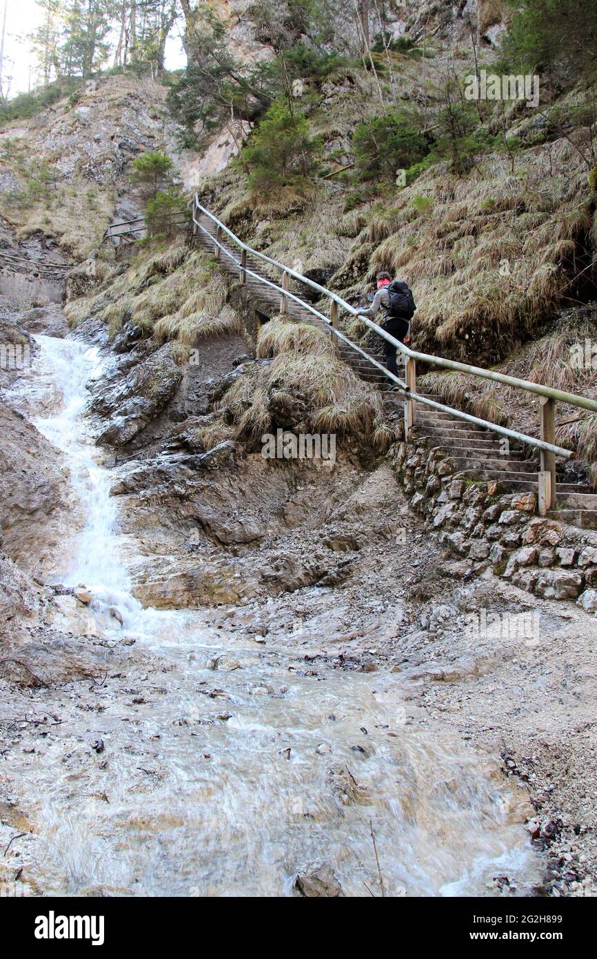 Junge Frau beim Aufstieg in der Hüttlebachklamm bei Krün, Karwendelgebirge, Werdenfelser Land, Oberbayern, Bayern, Deutschland, Isartal, Alpenwelt Karwendel Stockfoto