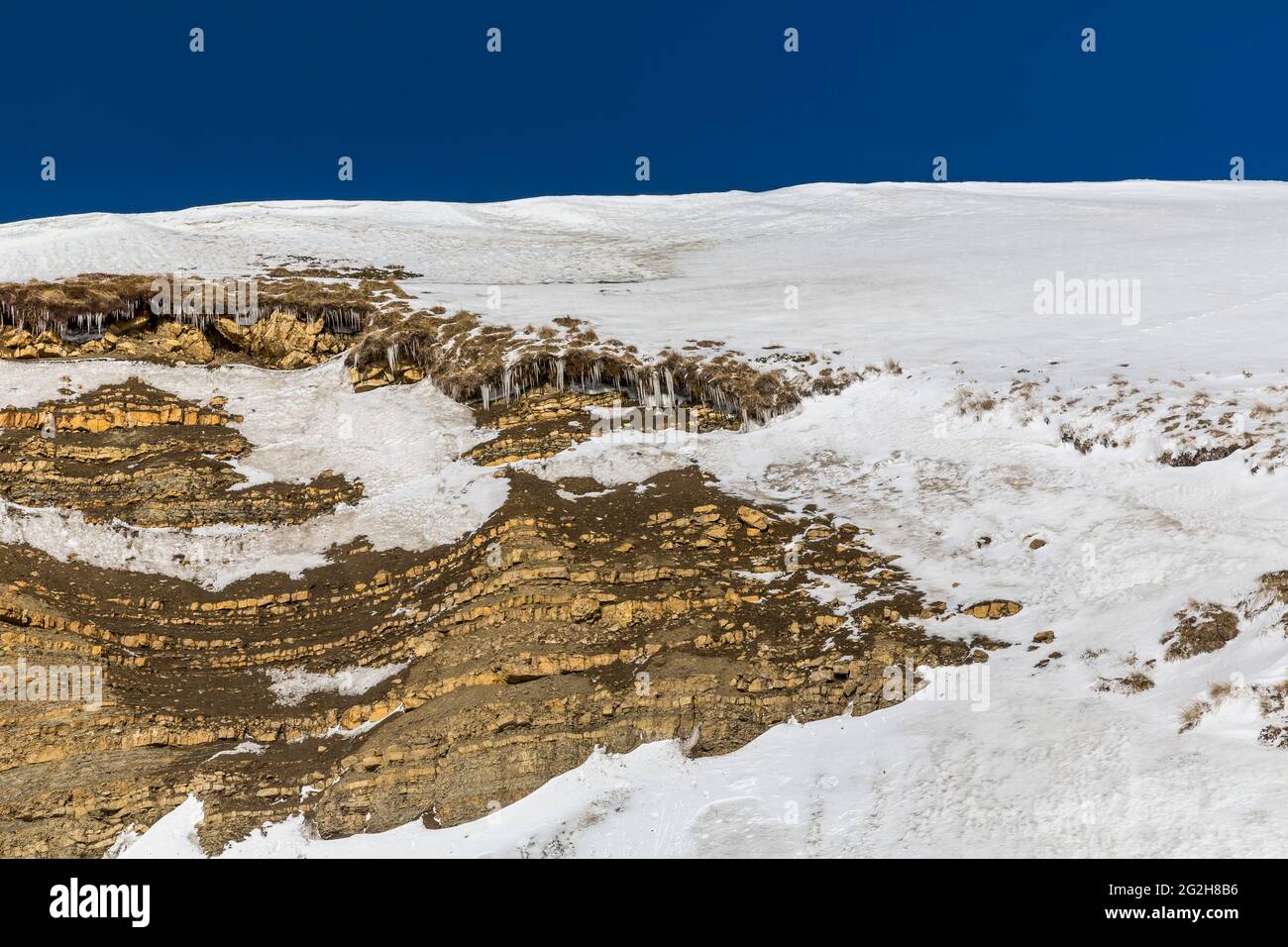 Felsschichten und Eiszapfen auf den Bergen, Sellajoch, Sellaronda, Südtirol, Südtirol, Dolomiten, Italien, Europa Stockfoto