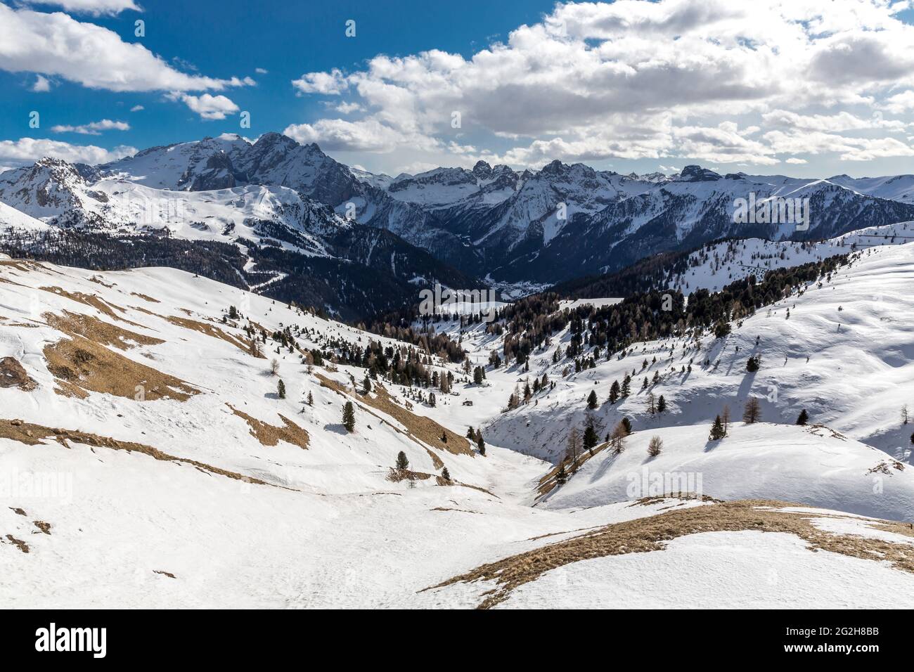 Blick von der Aussichtsplattform Sella Joch auf die Dolomiten, SAS Becè, 2534 m, Marmolada, 3343 m, Col di Rosc, 2383 m, Cima dell Uomo, 2310 m, SAS de Roces, 2618 m, Sellaronda, Südtirol, Südtirol, Dolomiten, Italien, Europa Stockfoto