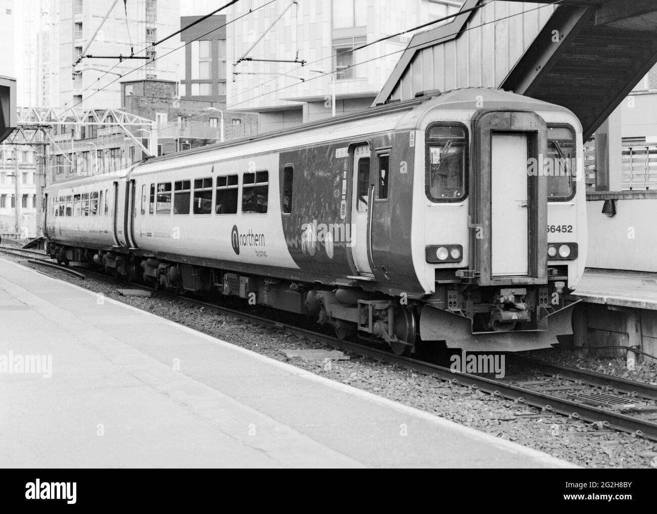 Manchester, Großbritannien - 2019: Ein Nordzug (Klasse 156) am Bahnhof Manchester Oxford Road für den lokalen Personenverkehr. Stockfoto