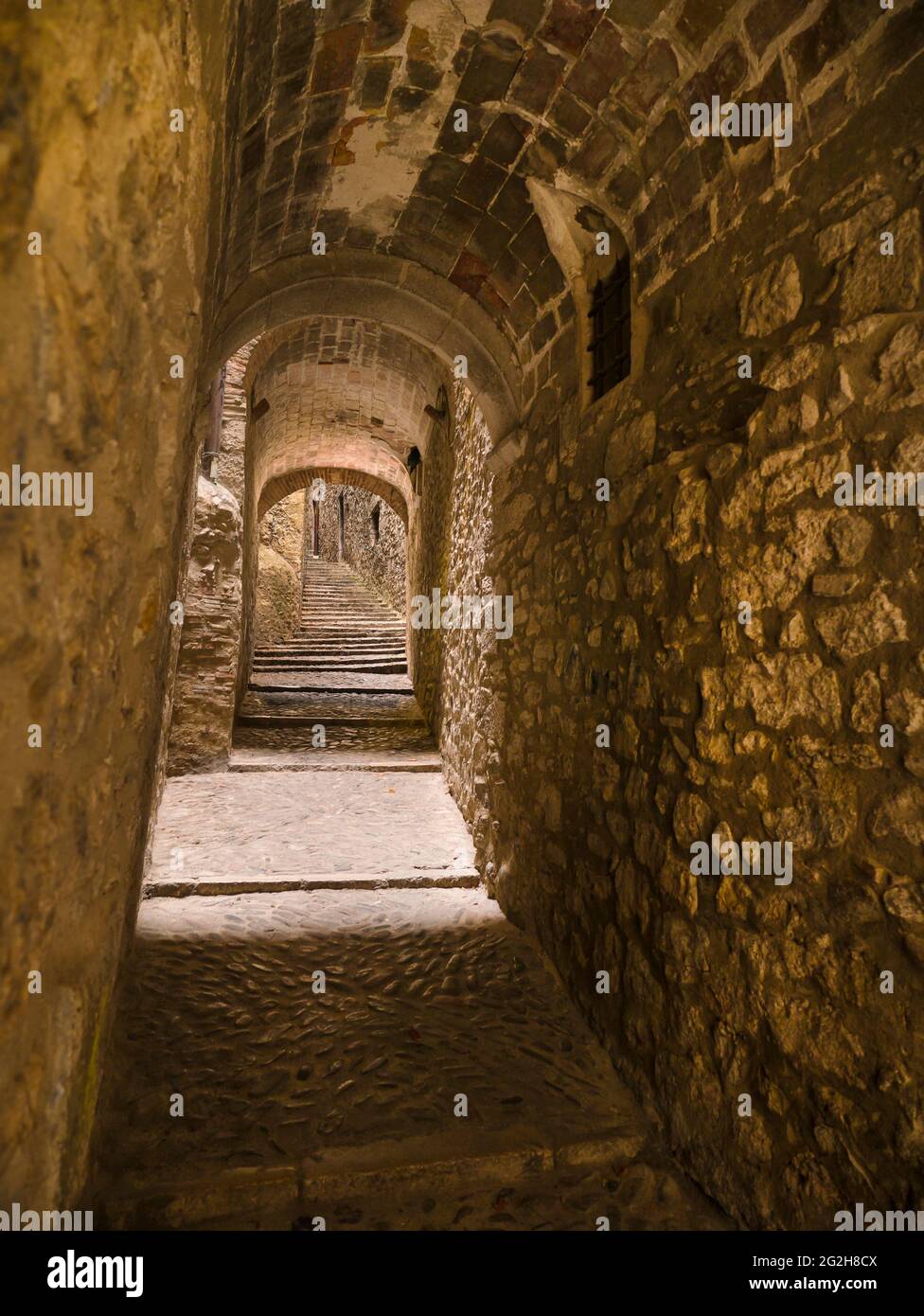 Obwohl die meisten Spuren der reichen jüdischen Geschichte von Girona bei der Ausweisung der Juden aus Spanien ausgelöscht wurden (siehe spanische Vertreibung), sind einige wenige auf der Carrer de Sant Llorenc noch am Eingang eines alten Gebäudes eine rechteckige Einbuchtung zu sehen, die einst eine Mezuzah hielt, Weiter entlang befindet sich das Centre Bonastruc ça Porta und das Katalanische Jüdische Museum, Stockfoto