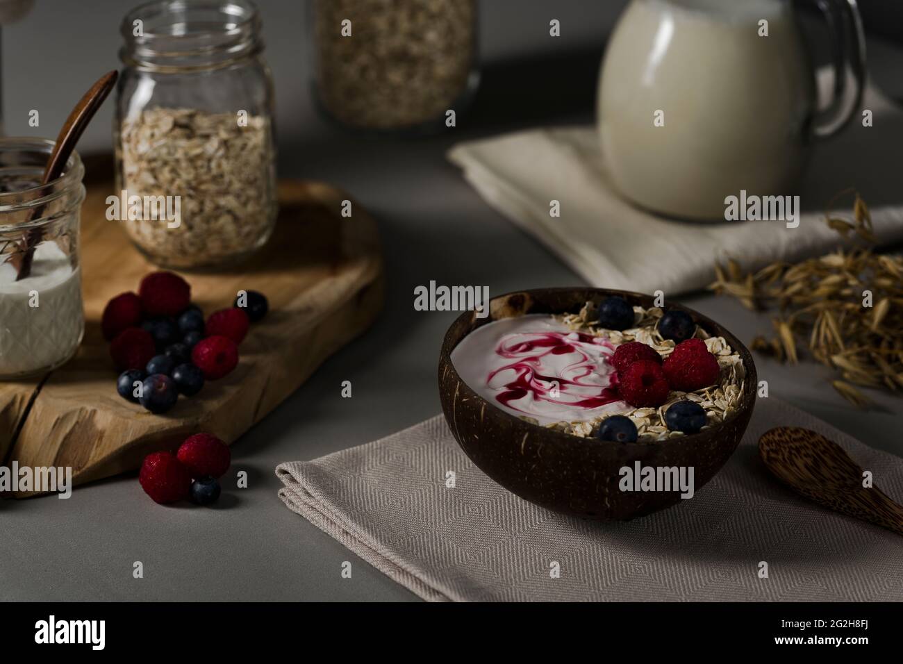 Hafermilch, Schüssel, Einmachglas, Brett, Früchte, Kanne Stockfoto