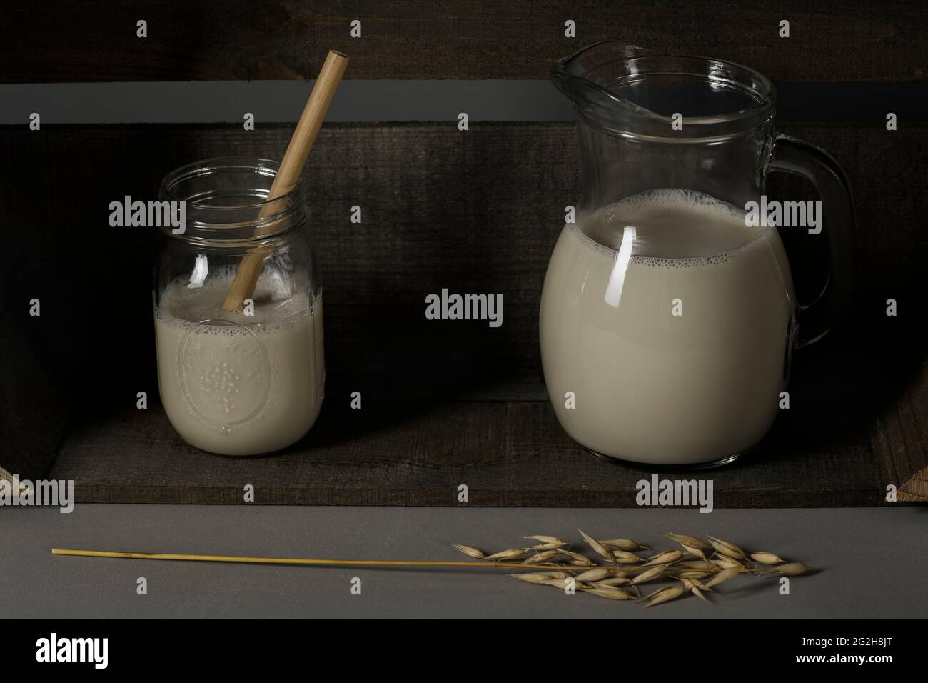 Hafermilch, Bambus, Stroh, Krug, Einmachglas, Ähre des Weizens, Obstkiste Stockfoto