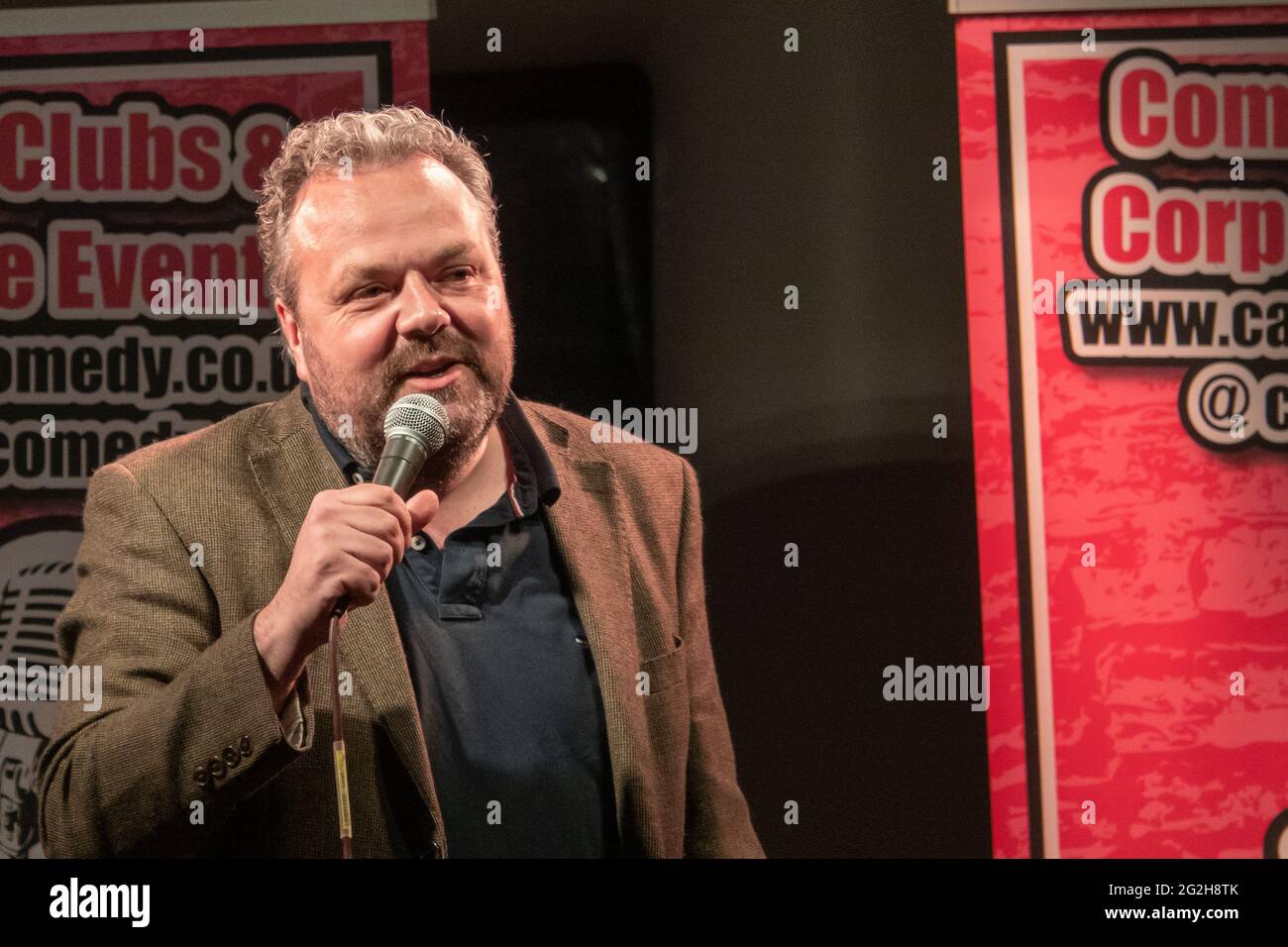 Hal Cruttenden tritt bei einem Live-Comedy-Konzert im Freien auf, einer der ersten nach dem Lockdown am 10. Juni 2021 in Henlow Bridge Lakes, Bedfordshire, Großbritannien Stockfoto