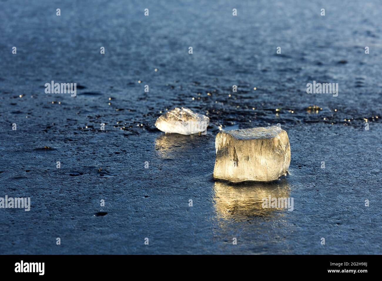 Eisbildung am Perfstausee, Eisblöcke leuchten in der Abendsonne, Deutschland, Hessen, Bezirk Marburg-Biedenkopf, bei Breidenstein Stockfoto