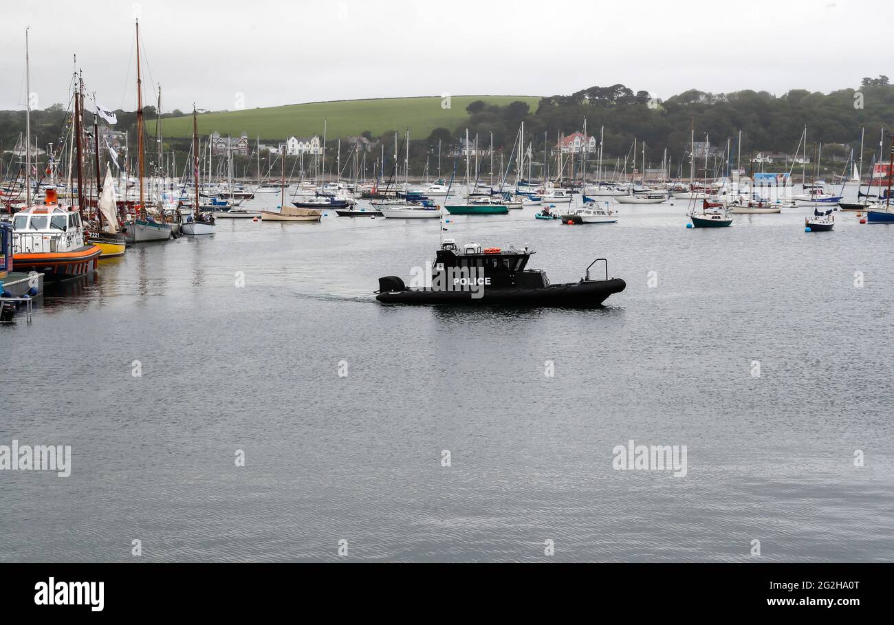 Cornwall, Großbritannien. Juni 2021. Ein Polizeiboot patrouilliert am 11. Juni 2021 in Falmouth, Cornwall, Großbritannien. Der erste persönliche G7-Gipfel startete am Freitag in Großbritanniens südwestlichem Ferienort Carbis Bay, Cornwall, seit fast zwei Jahren. Quelle: Han Yan/Xinhua/Alamy Live News Stockfoto