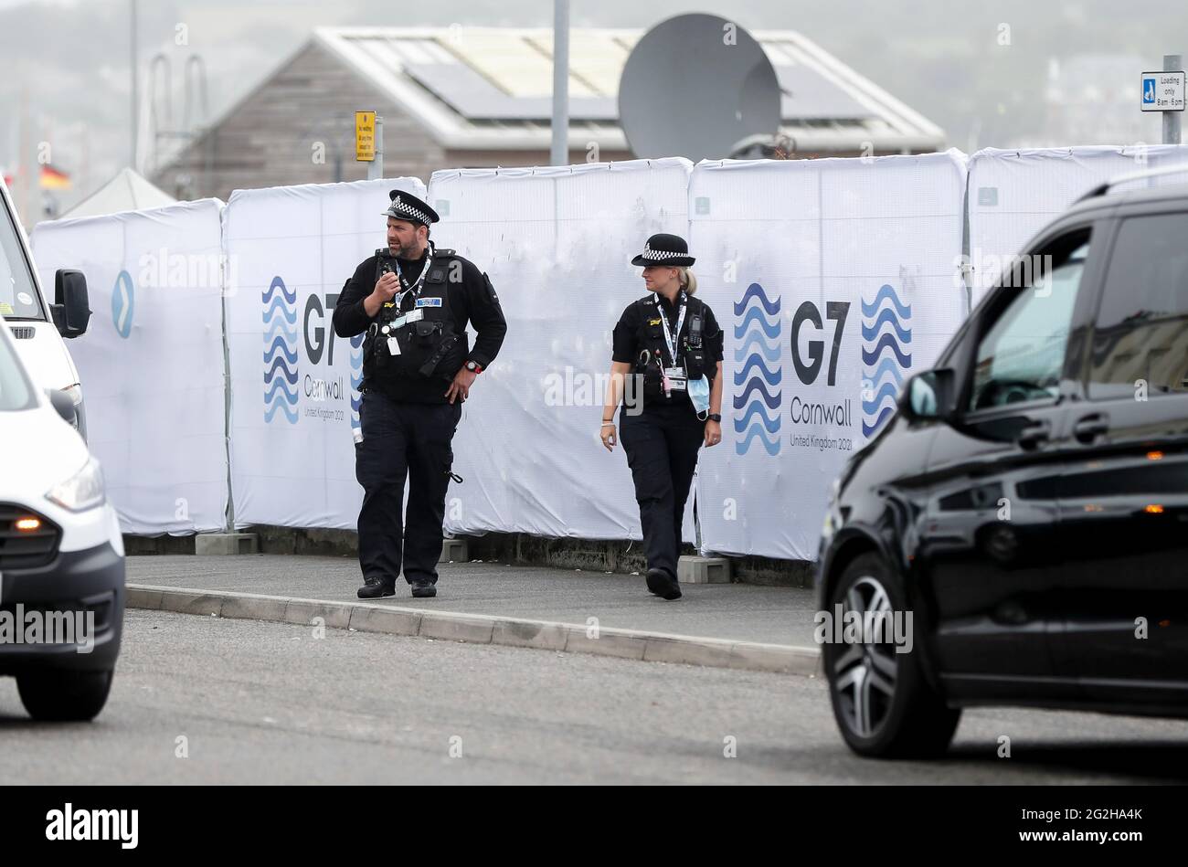 Cornwall, Großbritannien. Juni 2021. Polizeibeamte patrouillieren am 11. Juni 2021 vor dem G7-Medienzentrum in Falmouth, Cornwall, Großbritannien. Der erste persönliche G7-Gipfel startete am Freitag in Großbritanniens südwestlichem Ferienort Carbis Bay, Cornwall, seit fast zwei Jahren. Quelle: Han Yan/Xinhua/Alamy Live News Stockfoto