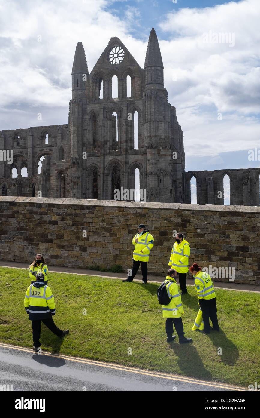 Coldplay In Whitby Abbey Für Radio 1 Großes Wochenende 2021 Stockfoto