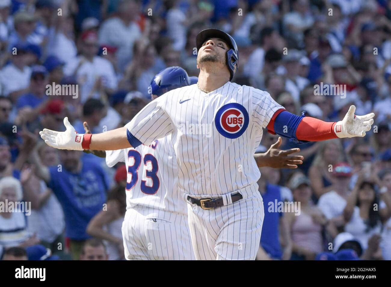 Chicago, Usa. Juni 2021. Chicago Cubs Willson Contreras (40) feiert am Freitag, den 11. Juni 2021, seinen 8. Heimlauf mit 402 Fuß gegen die St. Louis Cardinals im Wrigley Field. Die Chicago Cubs konnten zum ersten Mal seit dem 22. September 2019 Fans mit einer Kapazität von 100% im Wrigley Field beherbergen, was auch gegen die Cardinals war. Die Chicago Cubs besiegten die St. Louis Cardinals 8-5. Foto von Mark Black/UPI Credit: UPI/Alamy Live News Stockfoto