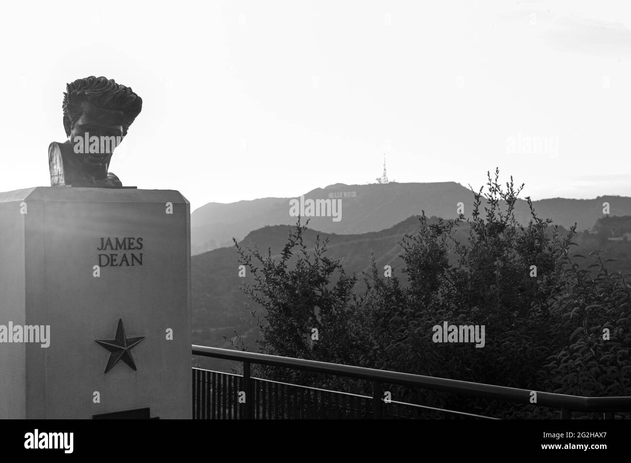 James Dean büste im berühmten Griffith Observatory Museum Gebäude auf den Hollywood Hills in Los Angeles, Kalifornien, USA Stockfoto