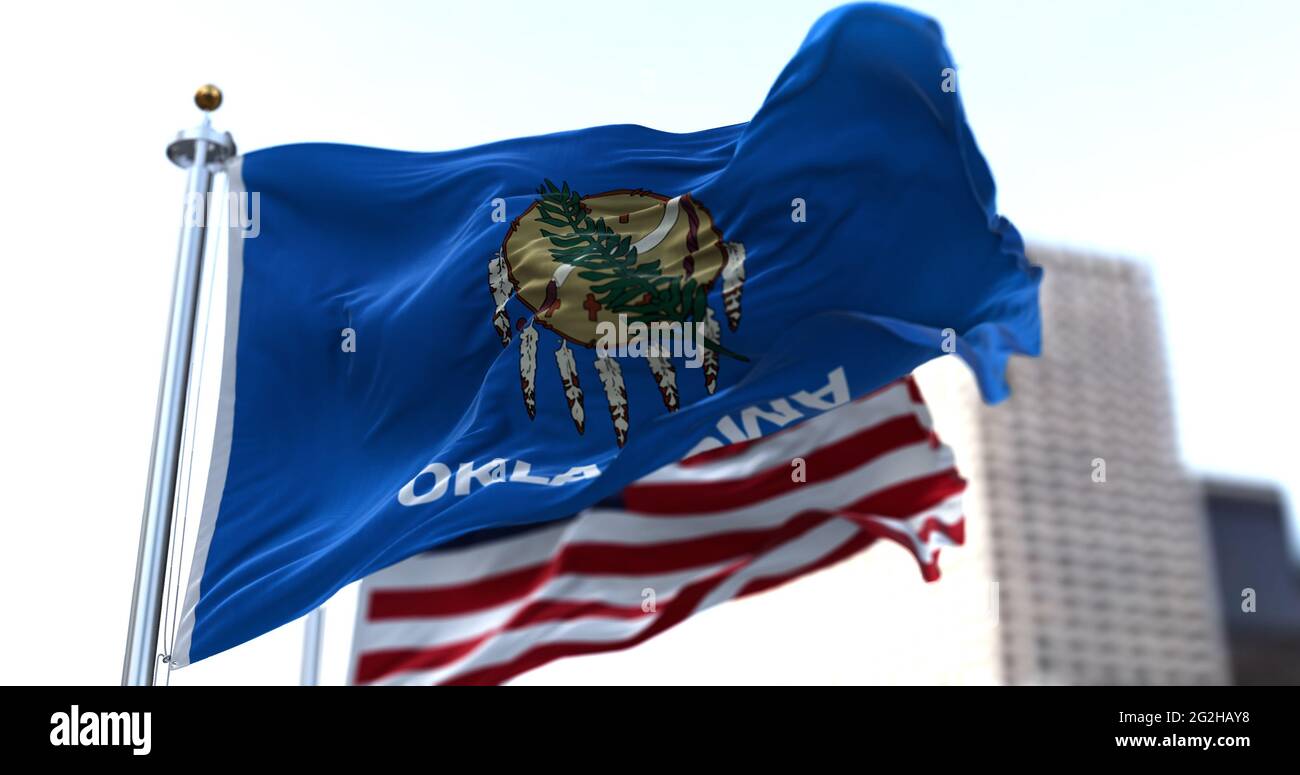 Die Flaggen des Staates Oklahoma und der Vereinigten Staaten von Amerika winken im Wind. Demokratie und Unabhängigkeit. US-Bundesstaat. Stockfoto