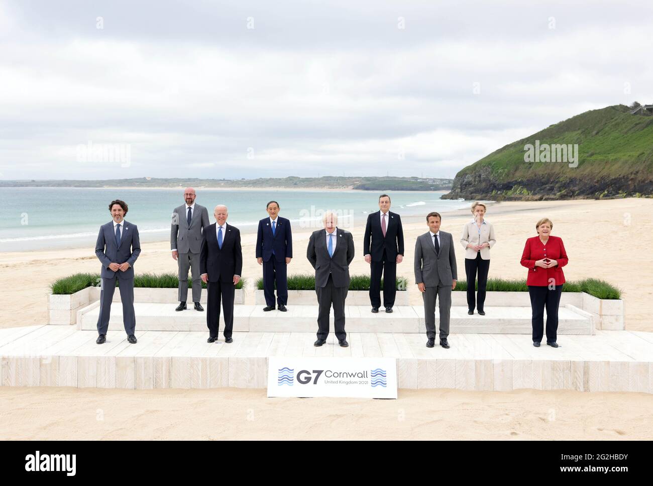 (210611) -- CARBIS BAY (GROSSBRITANNIEN), 11. Juni 2021 (Xinhua) -- (Von L nach R, Front) der kanadische Premierminister Justin Trudeau, US-Präsident Joe Biden, der britische Premierminister Boris Johnson, der französische Präsident Emmanuel Macron, die deutsche Kanzlerin Angela Merkel, (von L nach R, Rear) der Präsident des Europäischen Rates Charles Michel, der japanische Premierminister Yoshihide Suga, der italienische Premierminister Mario Draghi, Und die Präsidentin der Europäischen Kommission, Ursula von der Leyen, steht für ein Familienfoto während des G7-Gipfels am 11. Juni 2021 in Carbis Bay, Cornwall, Großbritannien. Der erste persönliche G7-Gipfel startete Stockfoto