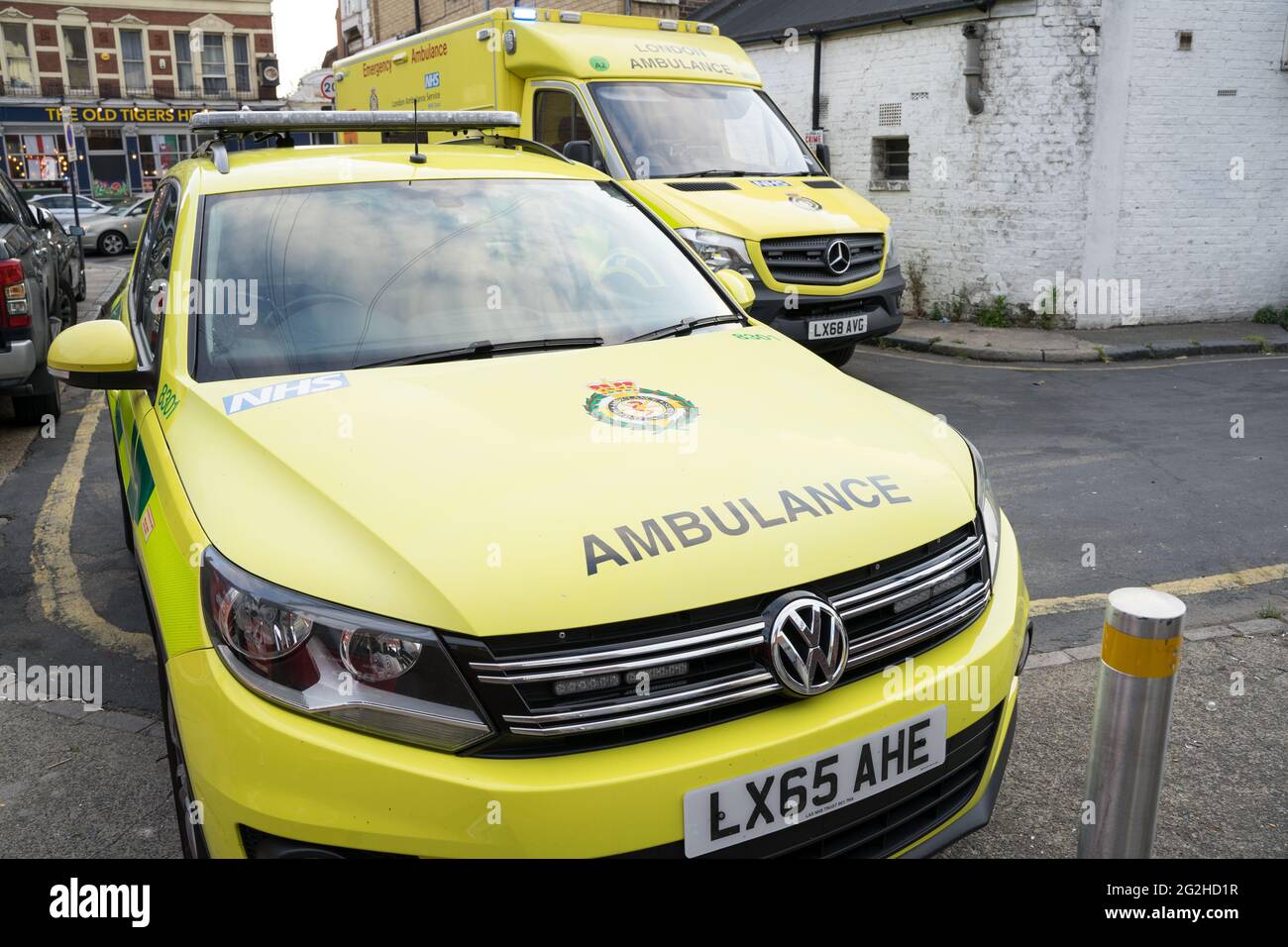 Vorderansicht der Londoner Krankenwagen Rapid Response Fahrzeuge, VW, volkswagen England, Großbritannien Stockfoto