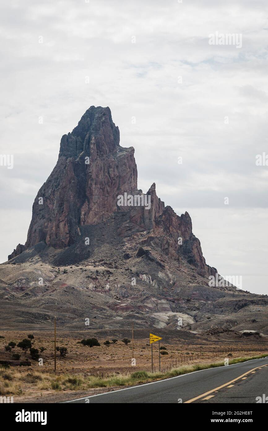 Agathla Peak oder El Capitan, nördlich von Kayenta, im Navajo Land, Northen Arizona, USA. Ein erodierter vulkanischer Stopfen südlich des Monument Valley wird von den Navajo als heilig angesehen. Stockfoto