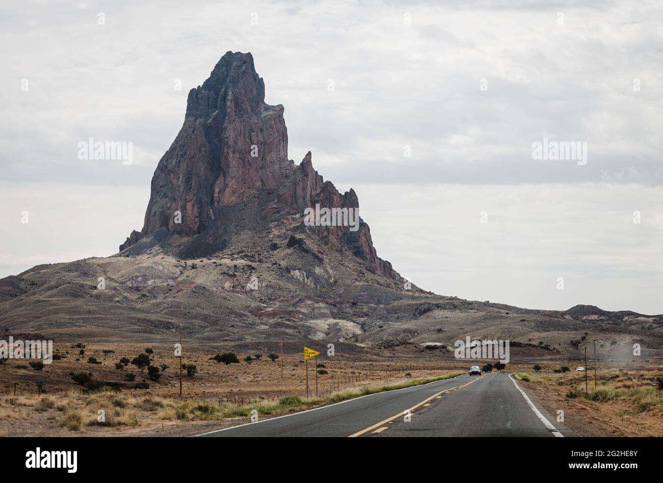 Agathla Peak oder El Capitan, nördlich von Kayenta, im Navajo Land, Northen Arizona, USA. Ein erodierter vulkanischer Stopfen südlich des Monument Valley wird von den Navajo als heilig angesehen. Stockfoto