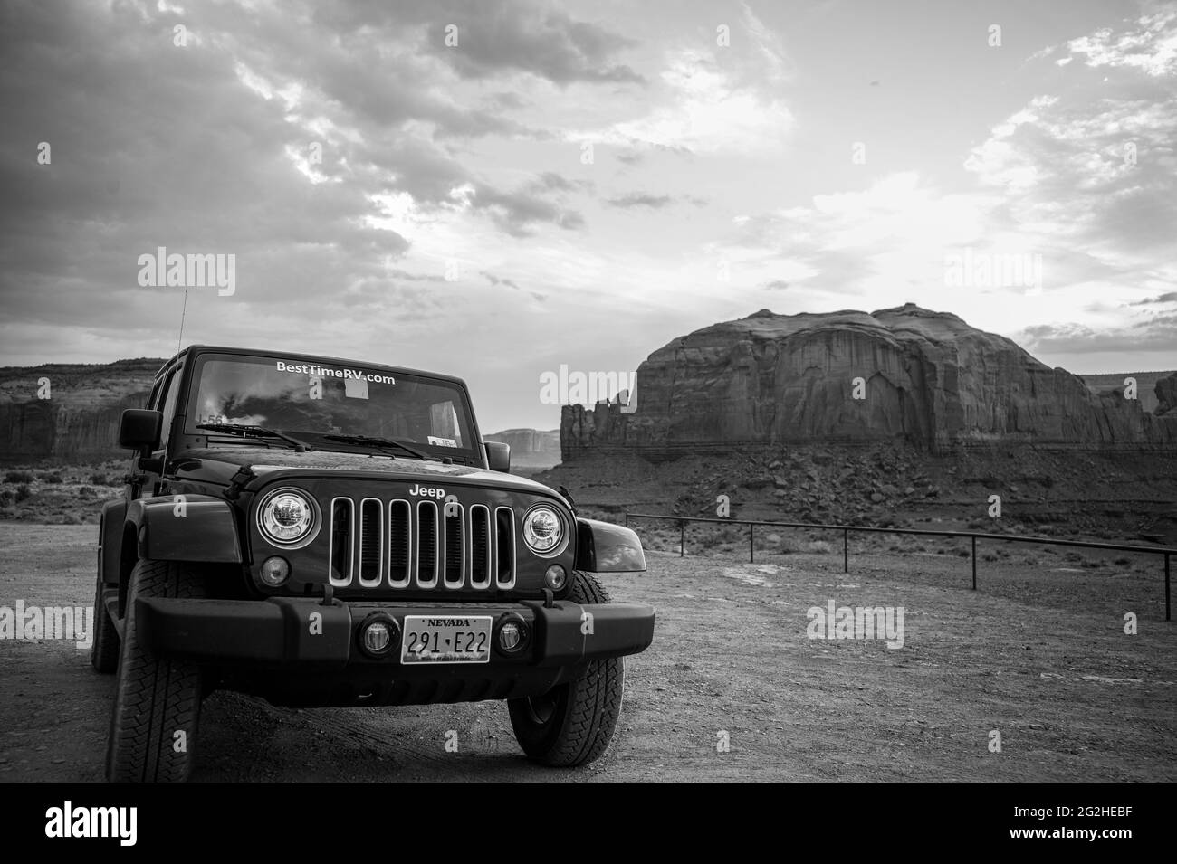 Wrangler Jeep fährt um den Artist Point. Monument Valley Navajo Tribal Park, Utah und Arizona, USA Stockfoto