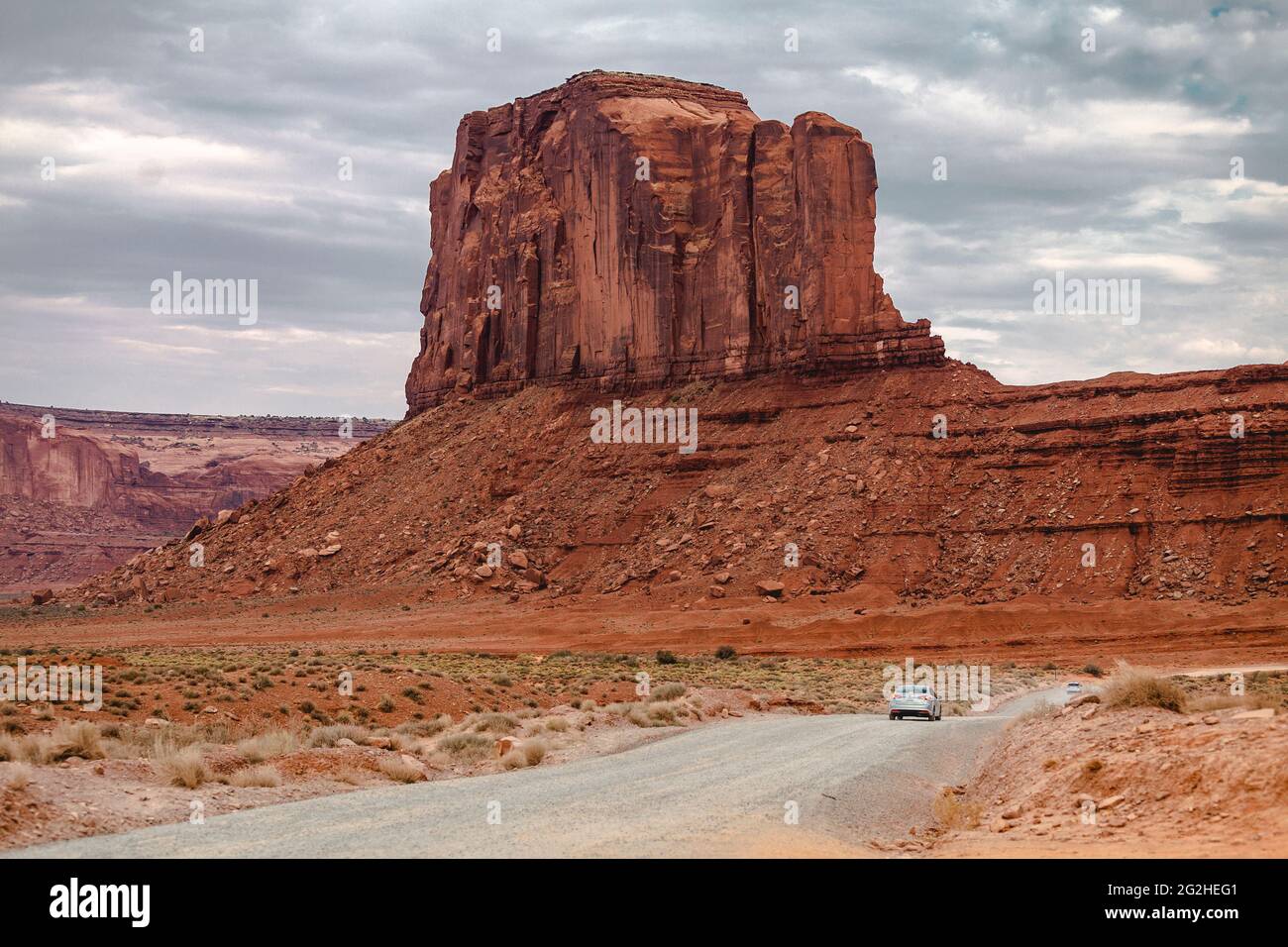 Die West Mitten Buttes (auch bekannt als die Fäustlinge) ist ein Butten im Monument Valley Navajo Tribal Park im Nordosten von Navajo County, Arizona, USA. Von Süden betrachtet, erscheinen die Buttes wie zwei riesige Fäustlinge, deren Daumen nach innen zeigen. Stockfoto