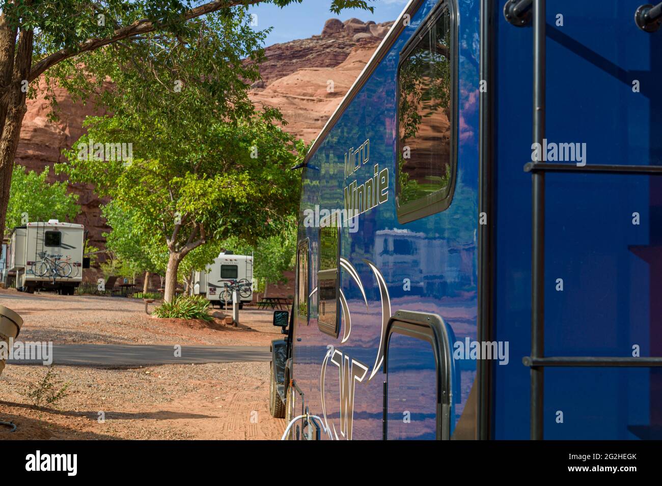 Ein Jeep und Wohnwagen auf Goulding's Resort Wohnmobil & Campingplatz im Oljato-Monument Valley, Utah, USA Stockfoto