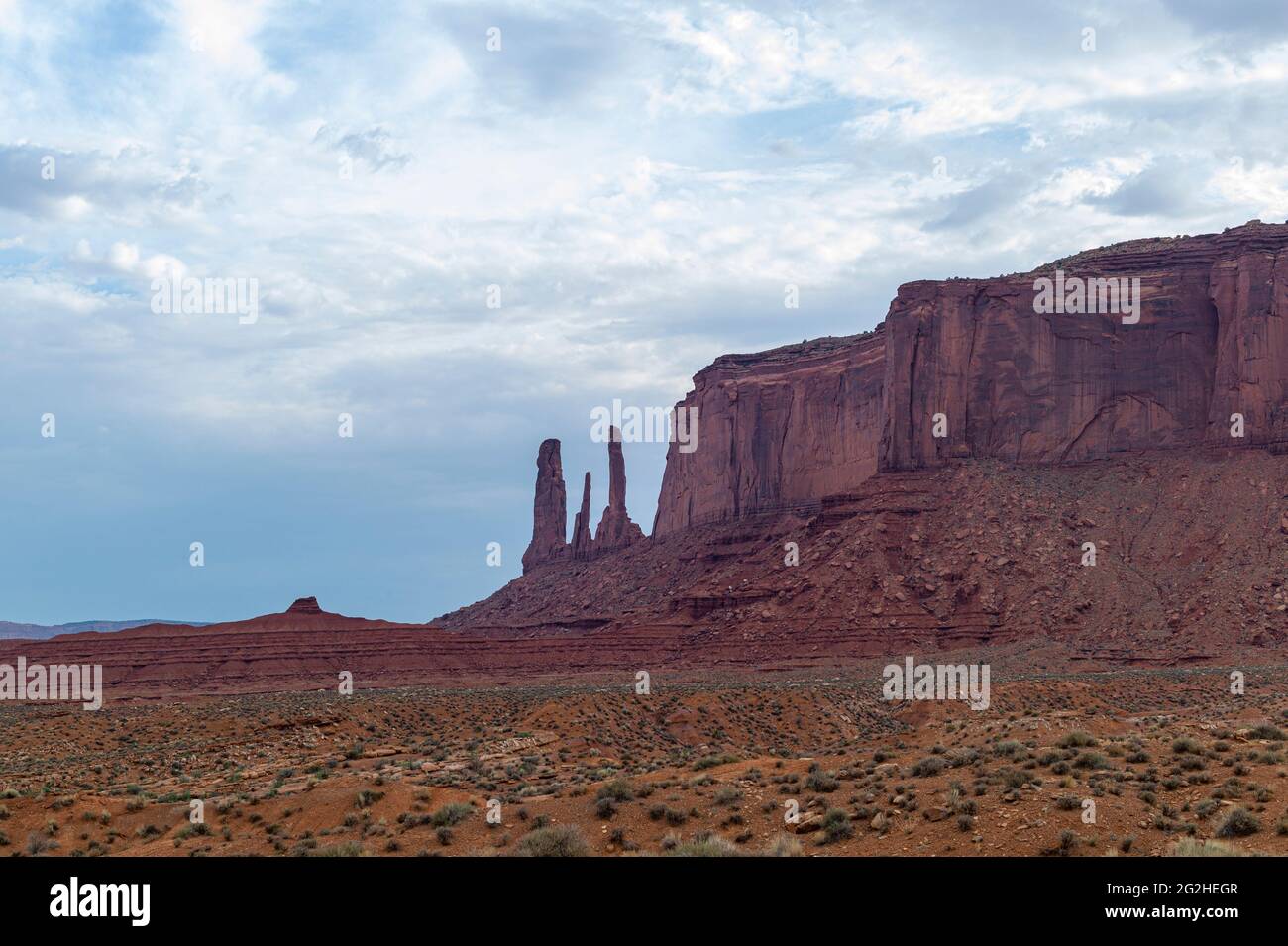 Die West Mitten Buttes (auch bekannt als die Fäustlinge) ist ein Butten im Monument Valley Navajo Tribal Park im Nordosten von Navajo County, Arizona, USA. Von Süden betrachtet, erscheinen die Buttes wie zwei riesige Fäustlinge, deren Daumen nach innen zeigen. Stockfoto