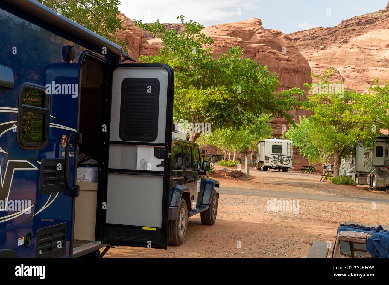 Ein Jeep und Wohnwagen auf Goulding's Resort Wohnmobil & Campingplatz im Oljato-Monument Valley, Utah, USA Stockfoto