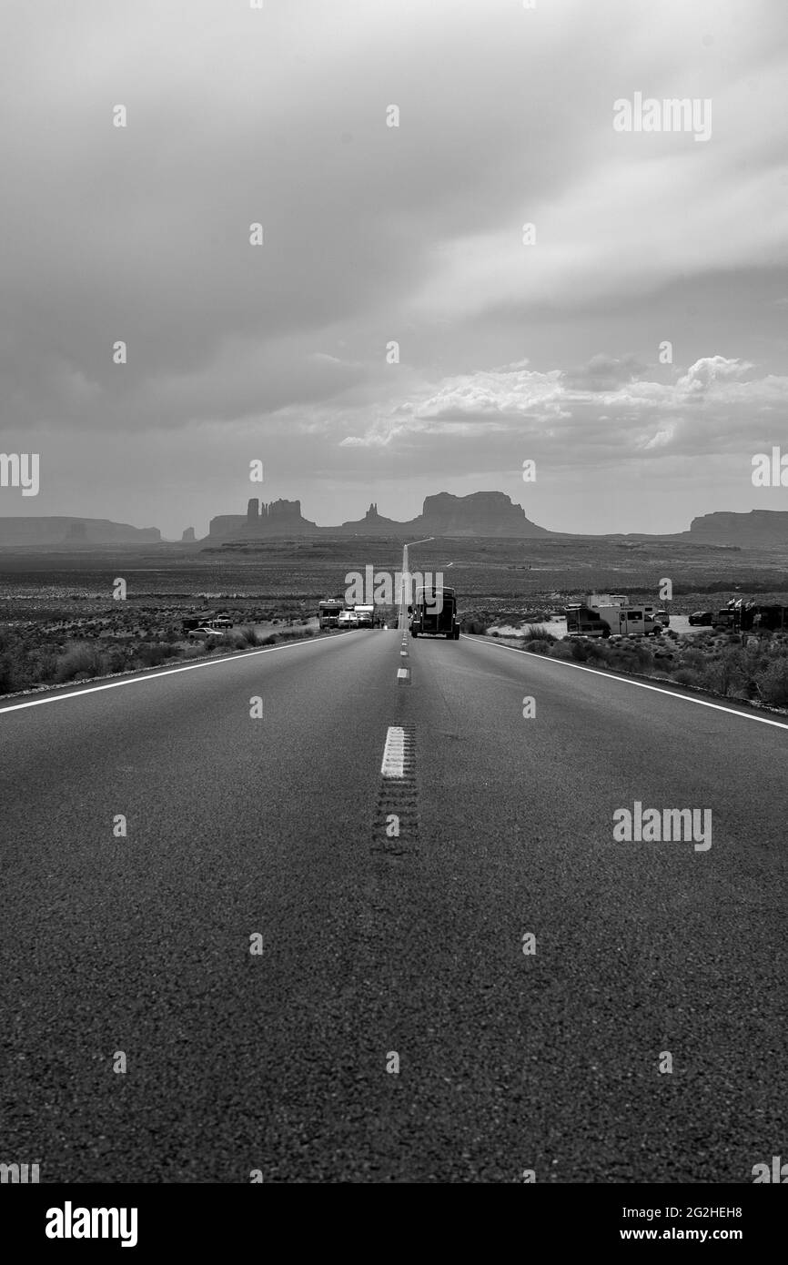 Spektakuläre Aussicht auf das Monument Valley vom berühmten Forrest Gump Point (Mexican hat, US-163), Utah, USA. Es ist die Szene im Film, in der Forrest endlich aufhört, nachdem er einige Jahre lang täglich gelaufen ist. Stockfoto