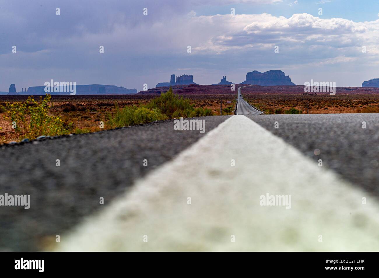 Spektakuläre Aussicht auf das Monument Valley vom berühmten Forrest Gump Point (Mexican hat, US-163), Utah, USA. Es ist die Szene im Film, in der Forrest endlich aufhört, nachdem er einige Jahre lang täglich gelaufen ist. Stockfoto