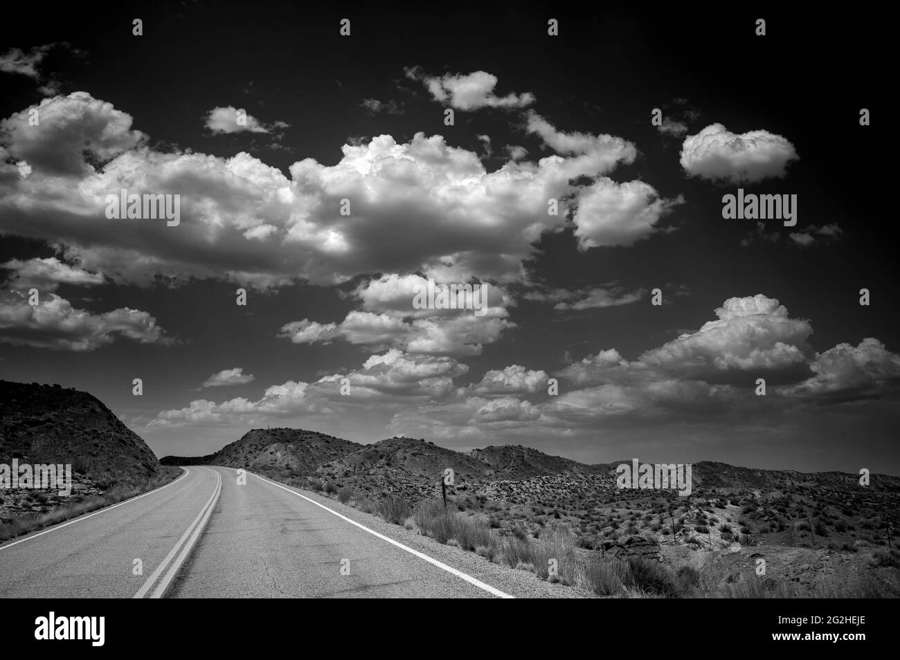 Landschaftlich schöner Blick von US 163 mit vielen spektakulären Wolken am Himmel, nahe Mexican hat, Utah, USA Stockfoto