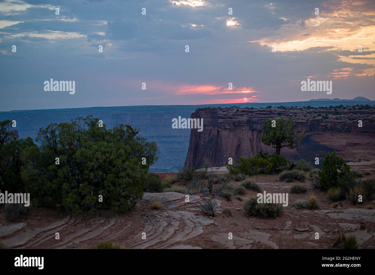 Wunderschöner Sonnenuntergang an einer Klippe im Dead Horse State Park Stockfoto