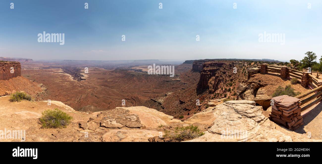 Buck Canyon Overlook, Canyonlands National Park, Utah, USA. Nach Osten gerichtete malerische Stelle mit weiten Ausblicken auf Mesas und eine tiefe Schlucht des Colorado River. Stockfoto