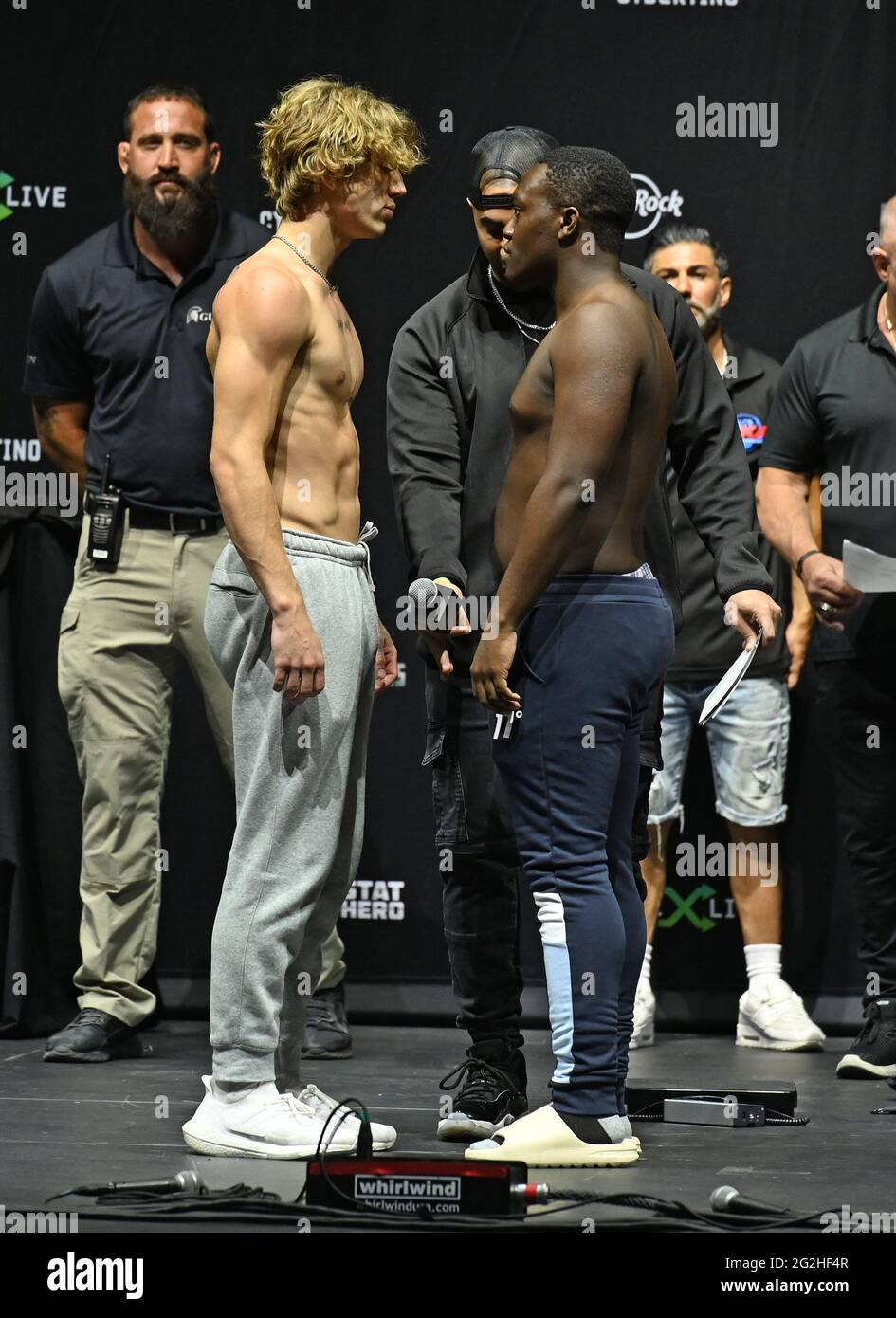 Hollywood, Florida, USA. Juni 2021. Vinnie Hacker und Deji Olatunji treten während der LiveXLive's Social Gloves: Battle of the Platforms vor dem Kampf beim Hard Rock Live an, das am 11. Juni 2021 im Seminole Hard Rock Hotel and Casino in Hollywood, Florida, stattfand. : Credit: Mpi04/Media Punch/Alamy Live News Stockfoto