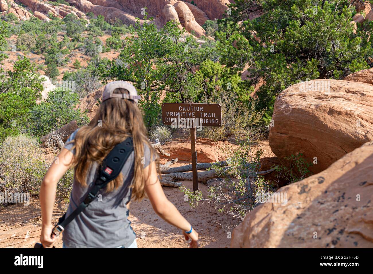 Im Devils Garden, einem der besten Orte im Park, erwartet Sie Abenteuer für Touristen, Wanderer und Abenteuerlustige. Hier finden Sie Bögen, Türme und eine große Konzentration von schmalen Felswänden, die „Flossen“ genannt werden. Flossen erodieren schließlich und geben Platz für die Bildung von Bögen wie Landscape Arch, dem Kronjuwel von Devils Garden. Stockfoto