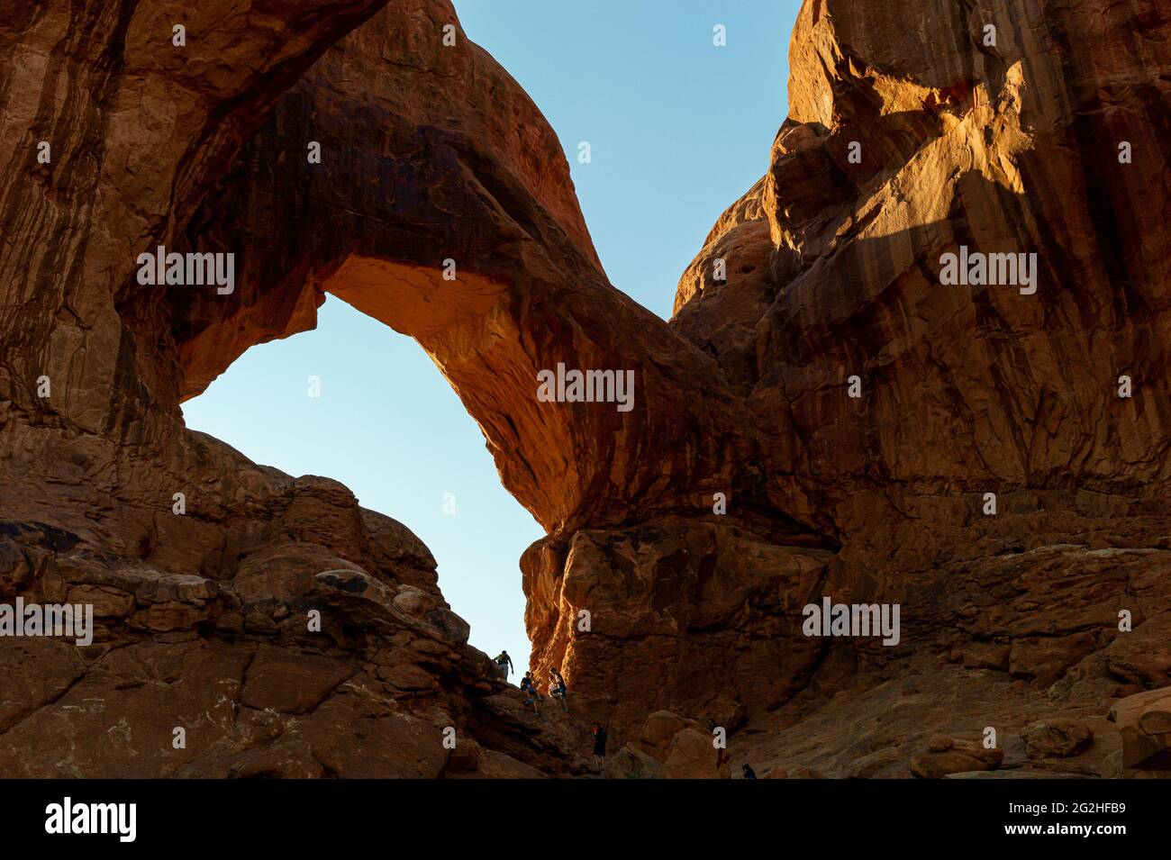 Der berühmte Double Arch - eine Sandsteinformation und beliebter Fotospot mit zwei großen Bögen, die vom gleichen Seitenfundament entspringen - ist bekannt für Vorder- und Rückspannen im Arches National Park, in der Nähe von Moab in Utah, USA Stockfoto