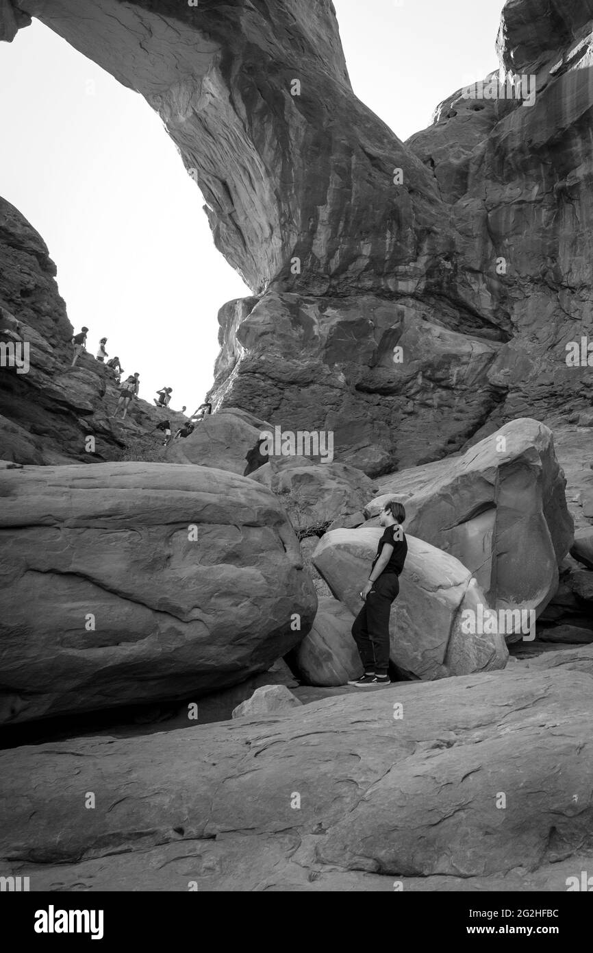Der berühmte Double Arch - eine Sandsteinformation und beliebter Fotospot mit zwei großen Bögen, die vom gleichen Seitenfundament entspringen - ist bekannt für Vorder- und Rückspannen im Arches National Park, in der Nähe von Moab in Utah, USA Stockfoto