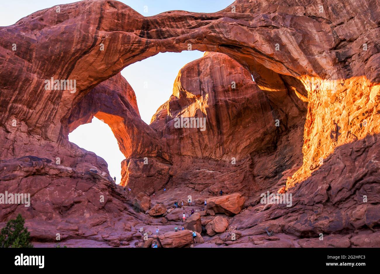 Der berühmte Double Arch - eine Sandsteinformation und beliebter Fotospot mit zwei großen Bögen, die vom gleichen Seitenfundament entspringen - ist bekannt für Vorder- und Rückspannen im Arches National Park, in der Nähe von Moab in Utah, USA Stockfoto