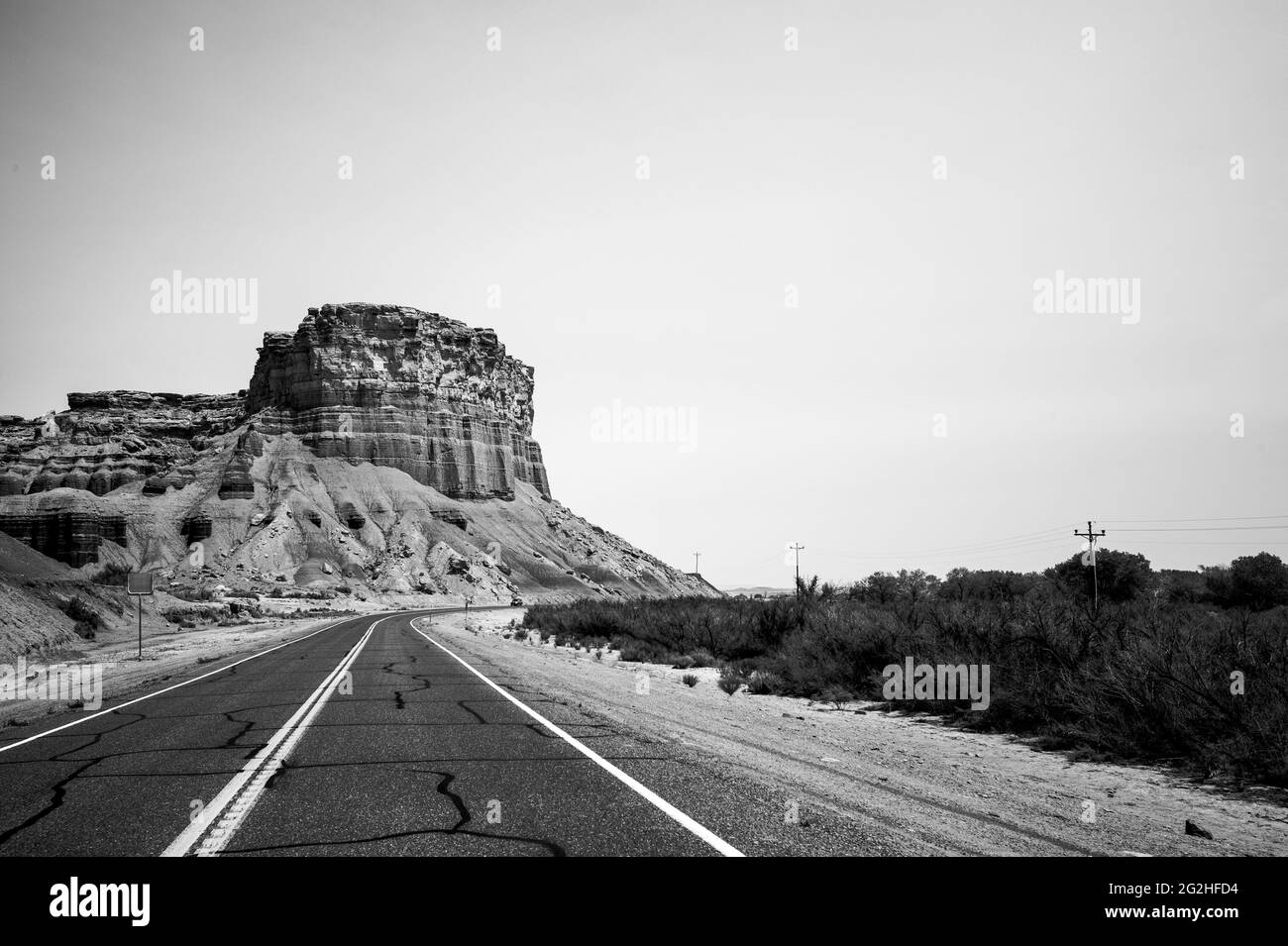 Malerische Ausblicke auf die Utah State Route 24 in der Nähe des Capitol Reef National Park in Richtung Hanksville, Utah, USA Stockfoto