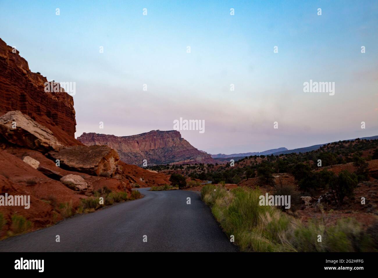 Auf dem berühmten Scenic Drive im Capitol Reef National Park, Utah, USA. 7.9 Meilen (12.7 km) asphaltierte Straße, geeignet für Personenkraftwagen. Machen Sie etwa eineinhalb Stunden hin- und Rückfahrt, um den Scenic Drive und die beiden Schotterstraßen Grand Wash und Capitol Gorge zu fahren. Diese Schotterpisten führen in Schluchten zu Trailheads und sind in der Regel für Pkw und Wohnmobile bis zu 27 Fuß Länge geeignet.Neben Pectols Pyramid und Golden Throne. Stockfoto