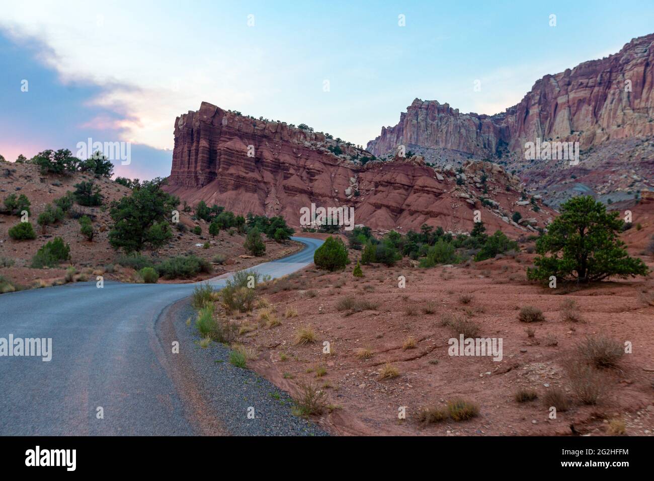 Auf dem berühmten Scenic Drive im Capitol Reef National Park, Utah, USA. 7.9 Meilen (12.7 km) asphaltierte Straße, geeignet für Personenkraftwagen. Machen Sie etwa eineinhalb Stunden hin- und Rückfahrt, um den Scenic Drive und die beiden Schotterstraßen Grand Wash und Capitol Gorge zu fahren. Diese Schotterpisten führen in Schluchten zu Trailheads und sind in der Regel für Pkw und Wohnmobile bis zu 27 Fuß Länge geeignet.Neben Pectols Pyramid und Golden Throne. Stockfoto