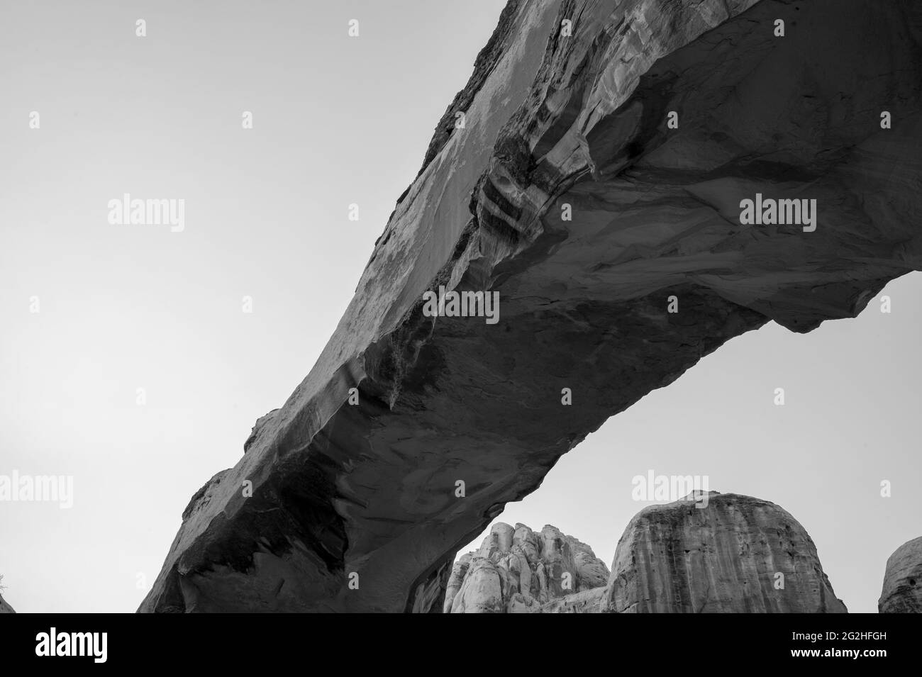 Eine 133 Fuß lange Brücke/Bogen namens Natural Bridge. Wandern auf dem Hickman Bridge Trail Fahren Sie in den Capitol Reef National Park in der Nähe von Torrey, Utah, USA. Stockfoto