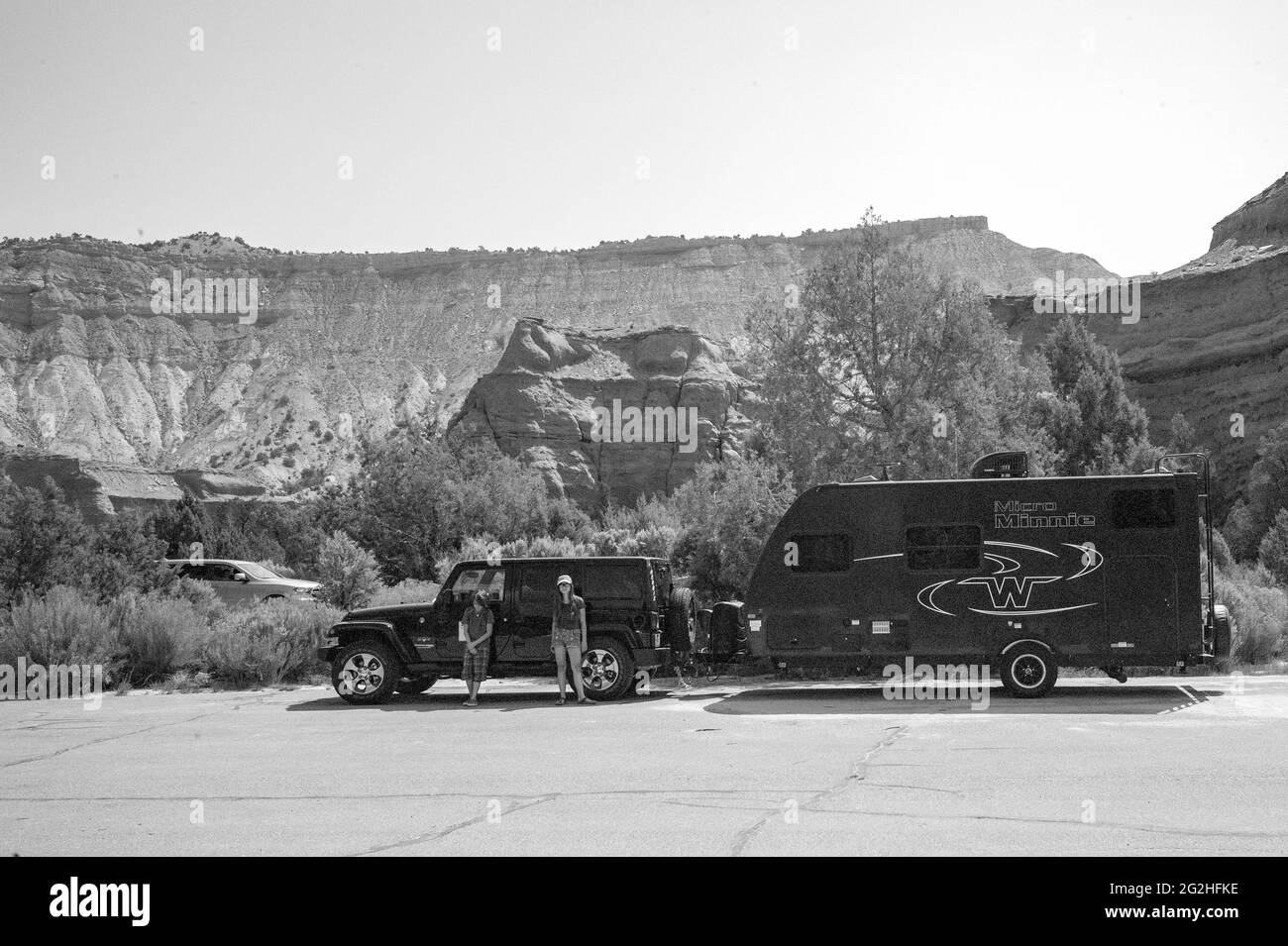 Jeep und Caravan auf dem Parkplatz. Wanderung durch den Angel's Palace Trail im Kodakchrome Basin State Park, Utah, USA. Stockfoto