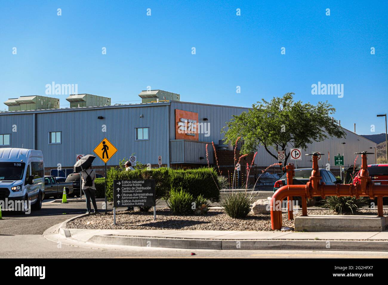Gesamtansicht von TE Industrial Hermosillo AMP Amermex S.A. de C.V. Konnektivität, Maquiladora. Und roter Hydrant, Wasserleitung, warmrot. (Foto von Luis Gutierrez / Norte Photo) Vista General de TE Industrial Hermosillo AMP Amermex S.A. de C.V. Conectividad, Maquiladora. E hidrante de color rojo, tuberia de agua, tibo de color rojo. (Foto von Luis Gutierrez/ Norte Photo) Stockfoto