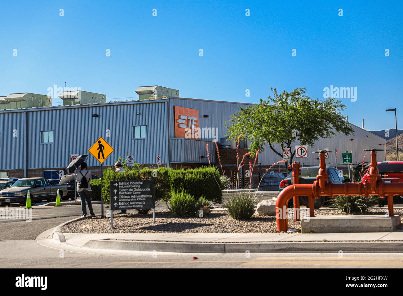 Gesamtansicht von TE Industrial Hermosillo AMP Amermex S.A. de C.V. Konnektivität, Maquiladora. Und roter Hydrant, Wasserleitung, warmrot. (Foto von Luis Gutierrez / Norte Photo) Vista General de TE Industrial Hermosillo AMP Amermex S.A. de C.V. Conectividad, Maquiladora. E hidrante de color rojo, tuberia de agua, tibo de color rojo. (Foto von Luis Gutierrez/ Norte Photo) Stockfoto
