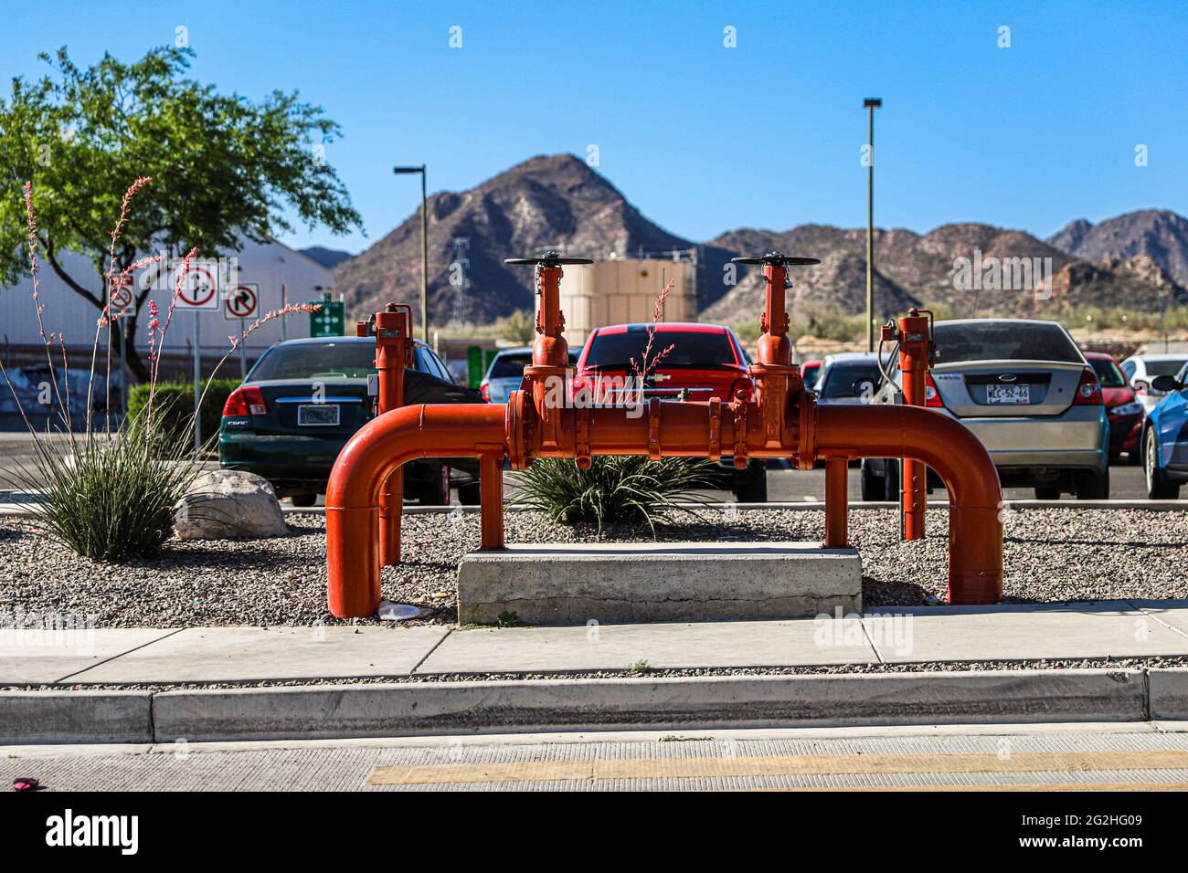 Gesamtansicht von TE Industrial Hermosillo AMP Amermex S.A. de C.V. Konnektivität, Maquiladora. Und roter Hydrant, Wasserleitung, warmrot. (Foto von Luis Gutierrez / Norte Photo) Vista General de TE Industrial Hermosillo AMP Amermex S.A. de C.V. Conectividad, Maquiladora. E hidrante de color rojo, tuberia de agua, tibo de color rojo. (Foto von Luis Gutierrez/ Norte Photo) Stockfoto