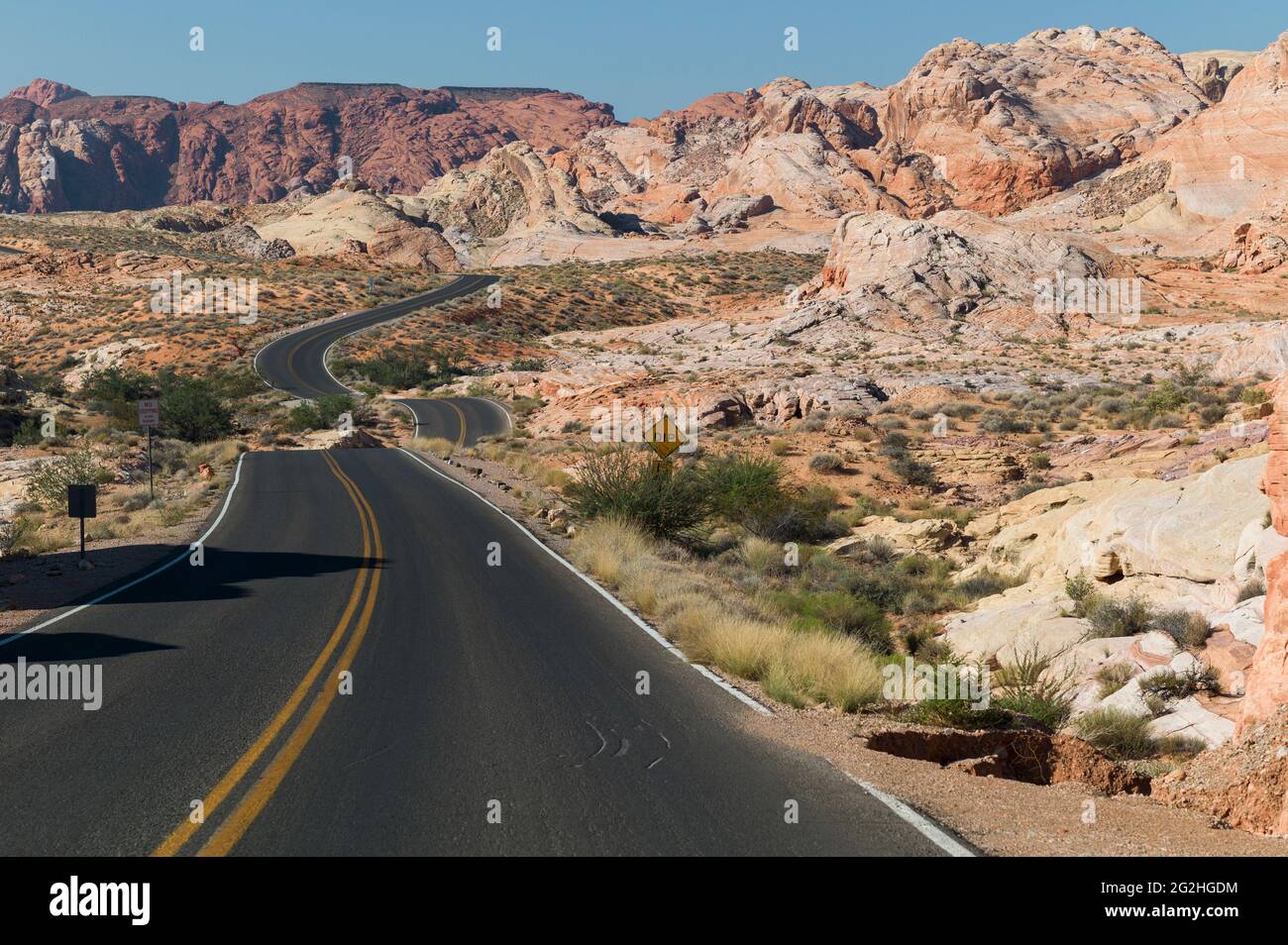 Eine kurvenreiche Straße im Valley of Fire State Park, Nevada, USA Stockfoto