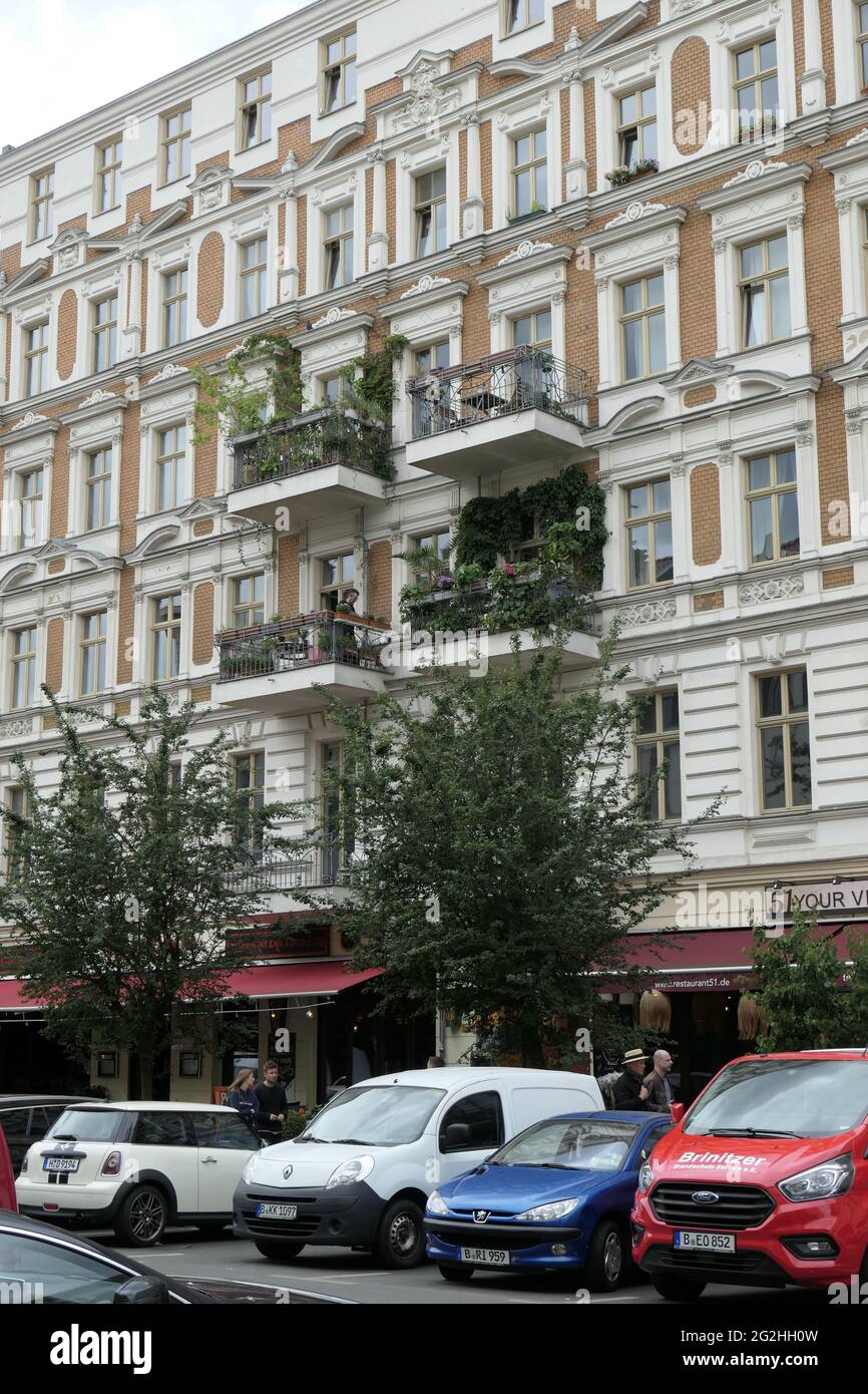 Grünes Haus und Balkone in der Seitenstraße der Kastanienalle, Prenzlauer Berg, Berlin Mitte, Berlin, Deutschland Stockfoto