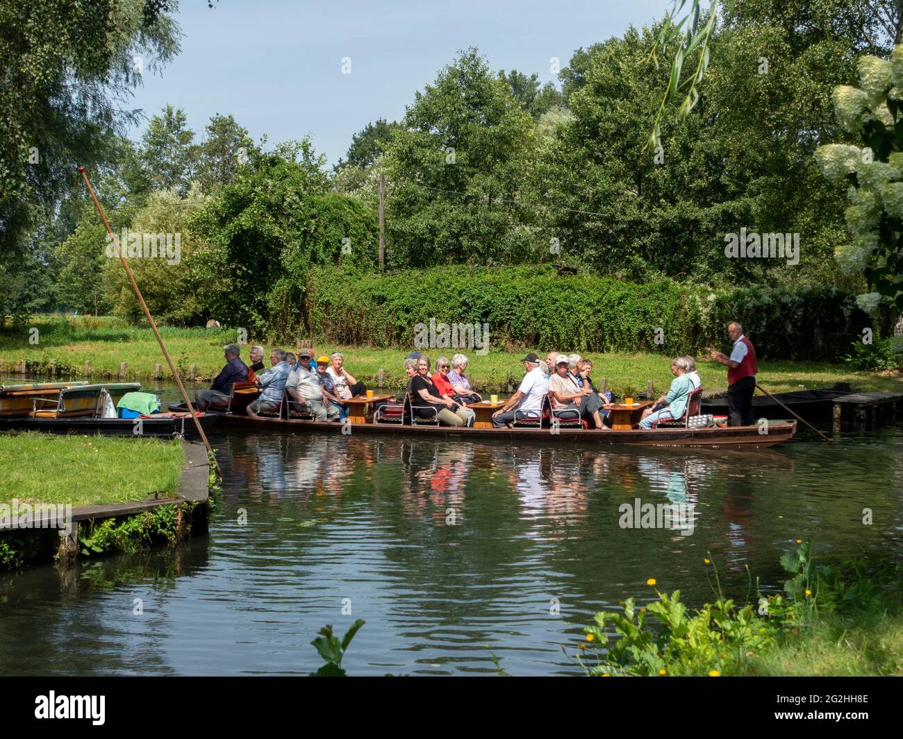Boot mit Touristen in Leipzig, Innerer Spreewald bei Lübbenau, Biosphärenreservat Brandenburg, Deutschland Stockfoto