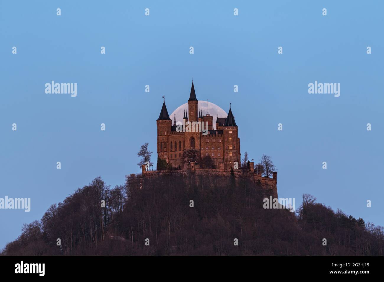 Mond, Mondaufgang, Schloss Hohenzollern, Schwäbische Alb, Baden-Württemberg, Deutschland, Europa Stockfoto